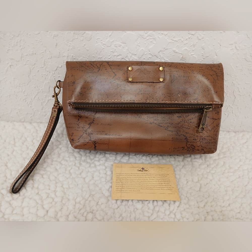 Patricia Nash Valerie Wristlet In Signature Map Print